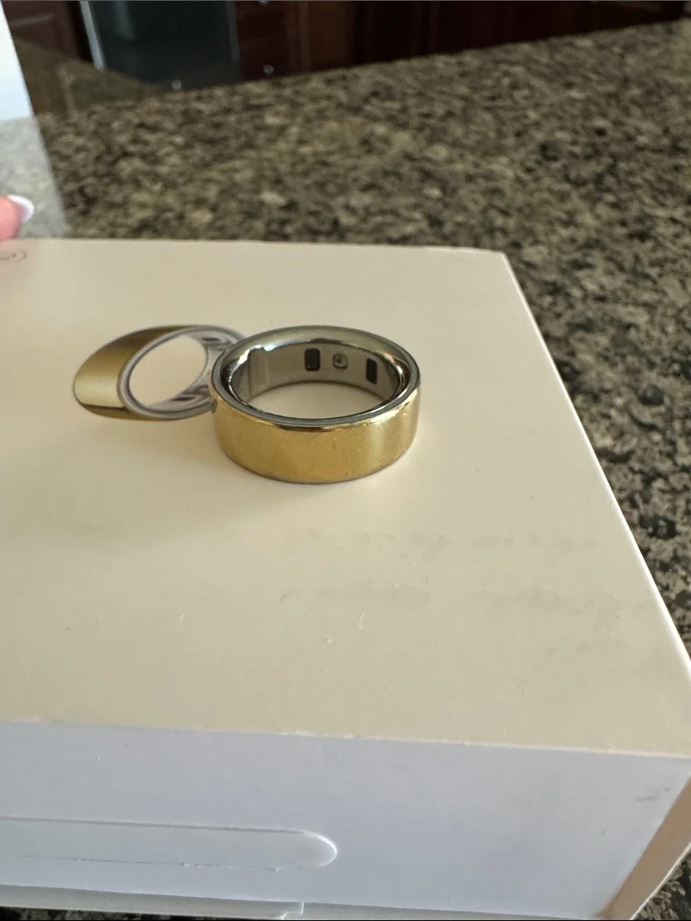 Oura Ring 4 Gold Size 10 – Excellent Working Condition w/ Charger